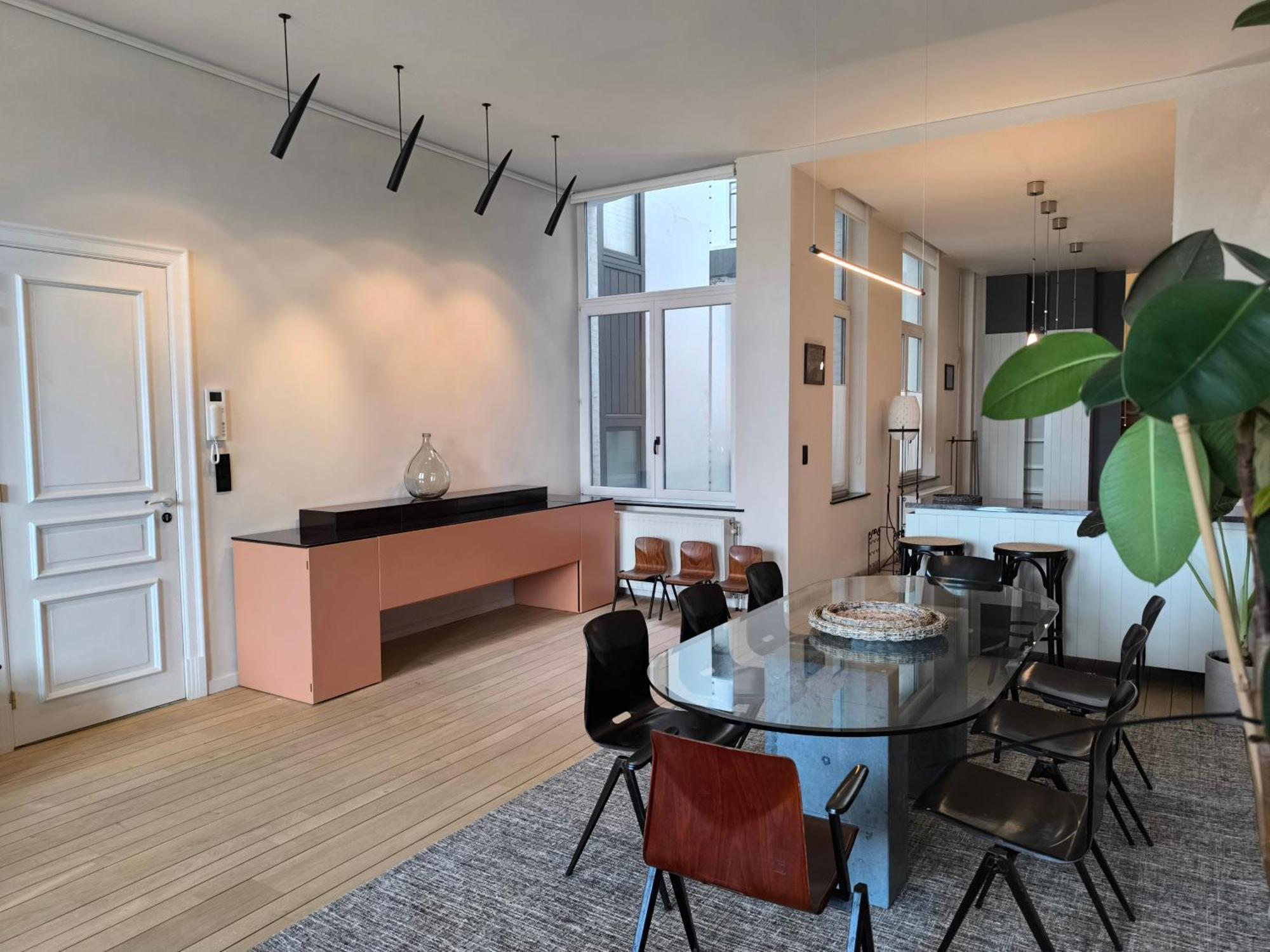 Stunning Riverview Apartment *